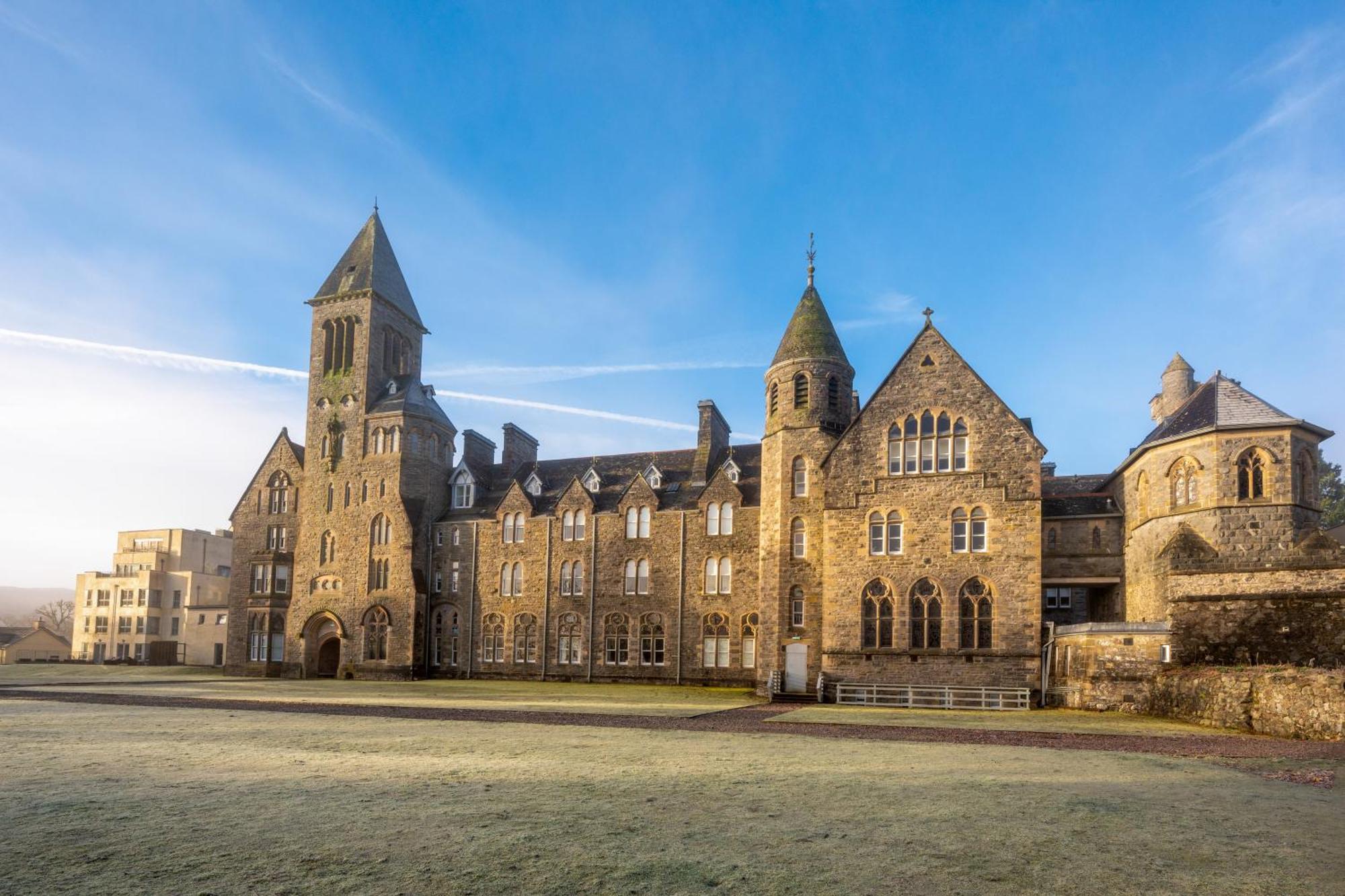The Caledonian 3 Bedroom Self Catering Apartment In Historic Abbey Fort Augustus Exteriör bild