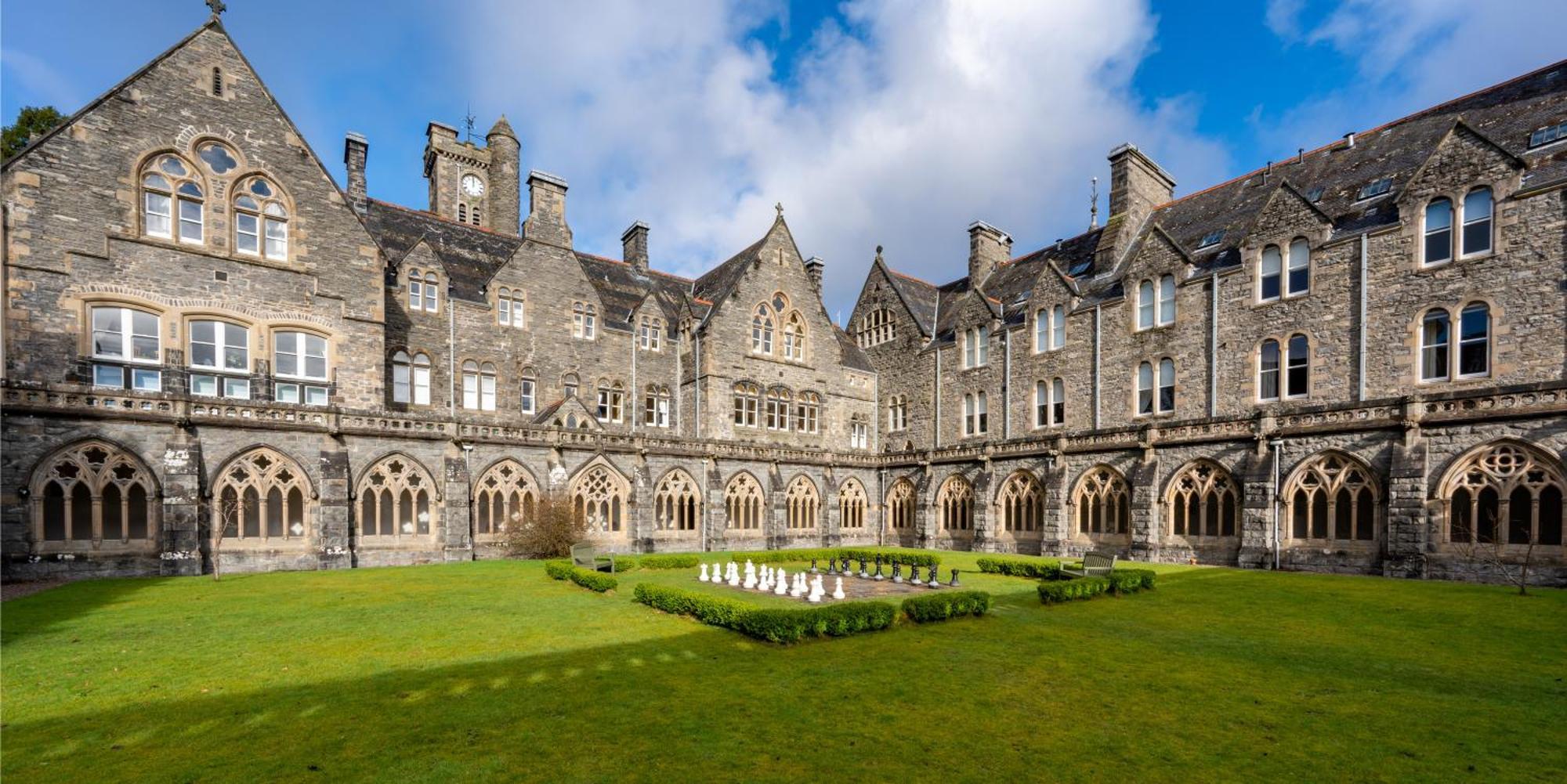 The Caledonian 3 Bedroom Self Catering Apartment In Historic Abbey Fort Augustus Exteriör bild